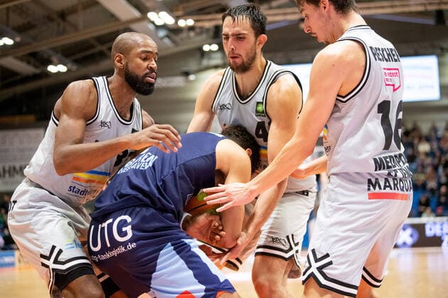 BARMER 2 Basketball Bundesliga ProA Saison 2021 2022 Spieltag 4 am 10 10 2021 Medipolis SC Jena vs Eisbären Bremerhaven center Konstantin Konga Bremerhaven with ball and head down against three opponents v li Brandon Thomas, Alexander Herrera and Moritz Plescher, all Jena Sparkassen Arena