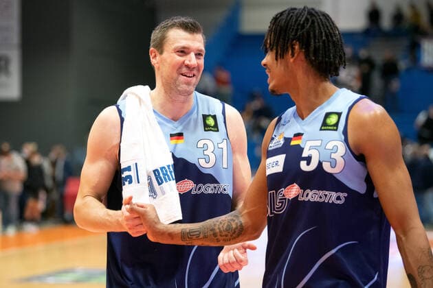 BARMER 2 Basketball Bundesliga ProA season 2021 2022 Matchday 4 on 10 10 2021 Medipolis SC Jena vs Eisbären Bremerhaven v li very satisfied after the win in Jena Robert Oehle Bremerhaven and teammate Kevin Yebo Sparkassen Arena.