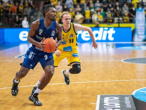 Jaleen Smith Alba Berlin, 03 , Lukas Herzog MHP Riesen Ludwigsburg, 11 , MHP Riesen vs Alba Berlin, Basketball, Bundesliga, easyCredit BBL, 3 Spieltag, Spielzeit 2021 2022, 10 10 2021, MHP Riesen vs Alba Berlin, Basketball, Bundesliga, easyCredit BBL, 3 Spieltag, Spielzeit 2021 2022, 10 10 2021 Ludwigsburg Copyright: xEibner-Pressefoto SaschaxWaltherx EP_swa