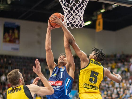 Jonas Wahlfarth Bottermann MHP Riesen Ludwigsburg, 18 , Oscar DA Silva Alba Berlin, 01 , Justin Simon MHP Riesen Ludwigsburg, 05 , MHP Riesen vs Alba Berlin, Basketball, Bundesliga, easyCredit BBL, 3 Spieltag, Spielzeit 2021 2022, 10 10 2021, MHP Riesen vs Alba Berlin, Basketball, Bundesliga, easyCredit BBL, 3 Spieltag, Spielzeit 2021 2022, 10 10 2021 Ludwigsburg Copyright: xEibner-Pressefoto SaschaxWaltherx EP_swa