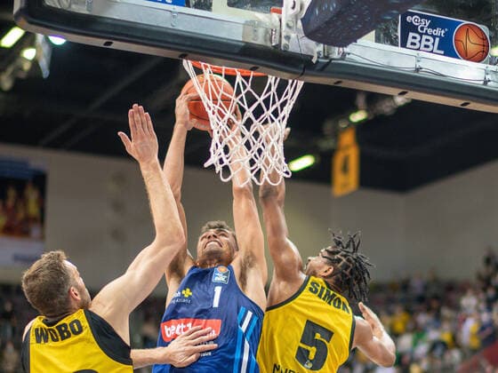 Jonas Wahlfarth Bottermann MHP Riesen Ludwigsburg, 18 , Oscar DA Silva Alba Berlin, 01 , Justin Simon MHP Riesen Ludwigsburg, 05 , MHP Riesen vs Alba Berlin, Basketball, Bundesliga, easyCredit BBL, 3 Spieltag, Spielzeit 2021 2022, 10 10 2021, MHP Riesen vs Alba Berlin, Basketball, Bundesliga, easyCredit BBL, 3 Spieltag, Spielzeit 2021 2022, 10 10 2021 Ludwigsburg Copyright: xEibner-Pressefoto SaschaxWaltherx EP_swa