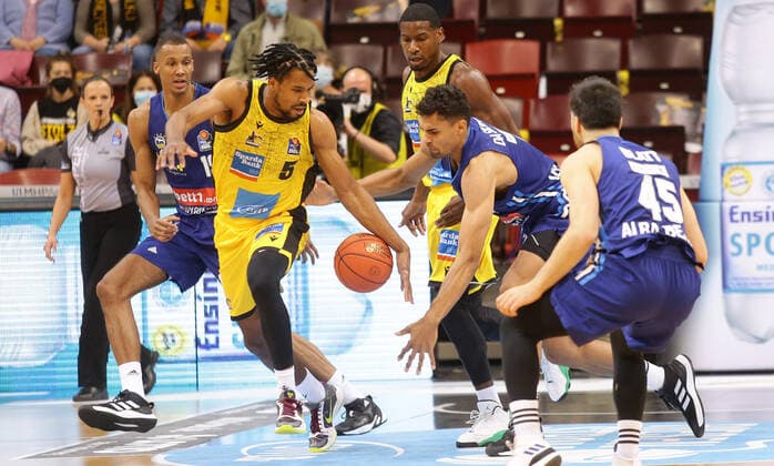 Ludwigsburg , Basketball easycredit BBL Bundesliga MHP Riesen Ludwigsburg vs Alba Berlin , from left Justin Simon Riesen Oscar da Silva Alba