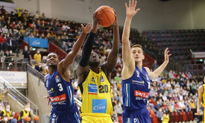 Ludwigsburg , Basketball easycredit BBL Bundesliga MHP Riesen Ludwigsburg vs Alba Berlin , from left Jaleen Smith Alba Rawle Alkin Riesen Tim Schneider Alba