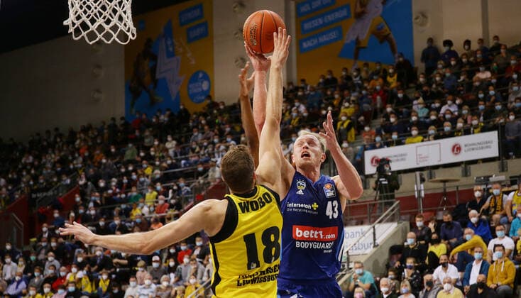 Ludwigsburg , Basketball easycredit BBL Bundesliga MHP Riesen Ludwigsburg vs Alba Berlin , from left Jonas Wohlfarth Bottermann Riesen Luke Sikma Alba