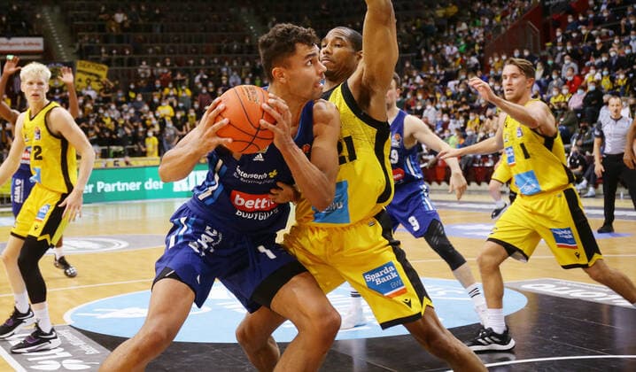 Ludwigsburg , Basketball easycredit BBL Bundesliga MHP Riesen Ludwigsburg vs Alba Berlin , from left Oscar das Silva Alba Tremmell Darden Riesen