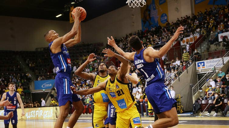 Ludwigsburg , Basketball easycredit BBL Bundesliga MHP Riesen Ludwigsburg vs Alba Berlin , from left Louis Olinde Alba Tremmell Darden Riesen Oscar da Silva Alba