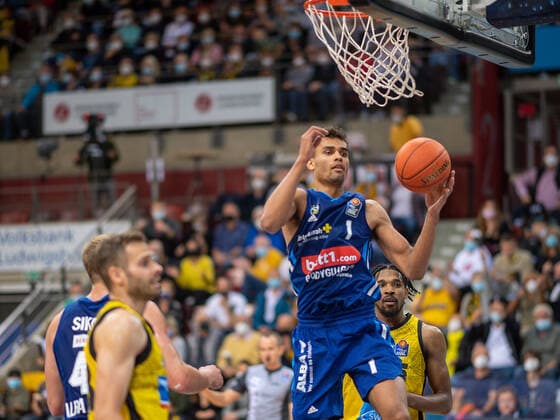 Jonas Wahlfarth Bottermann MHP Riesen Ludwigsburg, 18 , Oscar DA Silva Alba Berlin, 01 , MHP Riesen vs Alba Berlin, Basketball, Bundesliga, easyCredit BBL, 3 Spieltag, Spielzeit 2021 2022, 10 10 2021, MHP Riesen vs Alba Berlin, Basketball, Bundesliga, easyCredit BBL, 3 Spieltag, Spielzeit 2021 2022, 10 10 2021 Ludwigsburg Copyright: xEibner-Pressefoto SaschaxWaltherx EP_swa