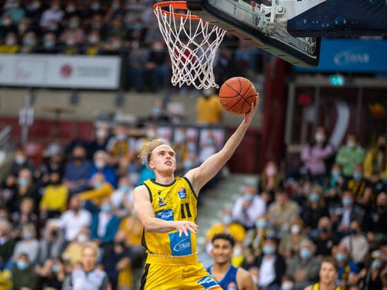 Lukas Herzog MHP Riesen Ludwigsburg, 11 , MHP Riesen vs Alba Berlin, Basketball, Bundesliga, easyCredit BBL, 3 Spieltag, Spielzeit 2021 2022, 10 10 2021, MHP Riesen vs Alba Berlin, Basketball, Bundesliga, easyCredit BBL, 3 Spieltag, Spielzeit 2021 2022, 10 10 2021 Ludwigsburg Copyright: xEibner-Pressefoto SaschaxWaltherx EP_swa
