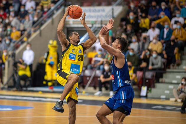 Tremmell Darden MHP Riesen Ludwigsburg 21 , Oscar DA Silva Alba Berlin, 01 , MHP Riesen vs Alba Berlin, Basketball, Bundesliga, easyCredit BBL, 3 Spieltag, Spielzeit 2021 2022, 10 10 2021, MHP Riesen vs Alba Berlin, Basketball, Bundesliga, easyCredit BBL, 3 Spieltag, Spielzeit 2021 2022, 10 10 2021 Ludwigsburg Copyright: xEibner-Pressefoto SaschaxWaltherx EP_swa