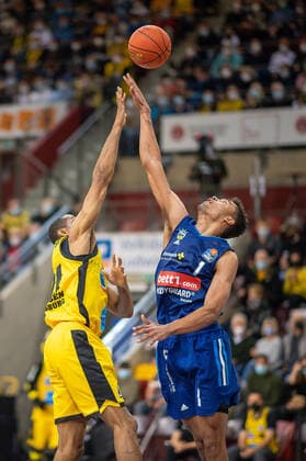Tremmell Darden MHP Riesen Ludwigsburg 21 , Oscar DA Silva Alba Berlin, 01 , MHP Riesen vs Alba Berlin, Basketball, Bundesliga, easyCredit BBL, 3 Spieltag, Spielzeit 2021 2022, 10 10 2021, MHP Riesen vs Alba Berlin, Basketball, Bundesliga, easyCredit BBL, 3 Spieltag, Spielzeit 2021 2022, 10 10 2021 Ludwigsburg Copyright: xEibner-Pressefoto SaschaxWaltherx EP_swa
