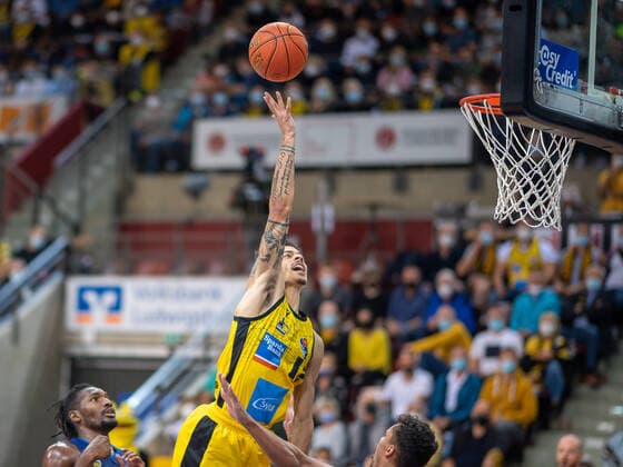 Jonah Radebaugh MHP Riesen Ludwigsburg, 12 , Oscar DA Silva Alba Berlin, 01 , MHP Riesen vs Alba Berlin, Basketball, Bundesliga, easyCredit BBL, 3 Spieltag, Spielzeit 2021 2022, 10 10 2021, MHP Riesen vs Alba Berlin, Basketball, Bundesliga, easyCredit BBL, 3 Spieltag, Spielzeit 2021 2022, 10 10 2021 Ludwigsburg Copyright: xEibner-Pressefoto SaschaxWaltherx EP_swa