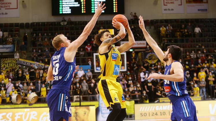 Ludwigsburg , Basketball easycredit BBL Bundesliga MHP Riesen Ludwigsburg vs Alba Berlin , Luke Sikma Alba Jonah Radebaugh Riesen Yovel Zoosman Alba