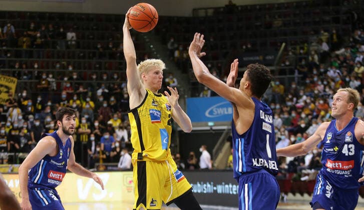 Ludwigsburg , Basketball easycredit BBL Bundesliga MHP Riesen Ludwigsburg vs Alba Berlin , from left Jacob patrick Riesen Oscar da Silva Alba