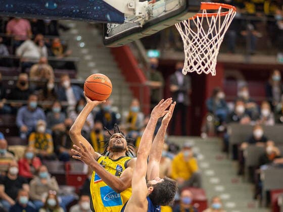 Justin Simon MHP Riesen Ludwigsburg, 05 , Jonas MattissekAlba Berlin, 05 , MHP Riesen vs Alba Berlin, Basketball, Bundesliga, easyCredit BBL, 3 Spieltag, Spielzeit 2021 2022, 10 10 2021, MHP Riesen vs Alba Berlin, Basketball, Bundesliga, easyCredit BBL, 3 Spieltag, Spielzeit 2021 2022, 10 10 2021 Ludwigsburg Copyright: xEibner-Pressefoto SaschaxWaltherx EP_swa