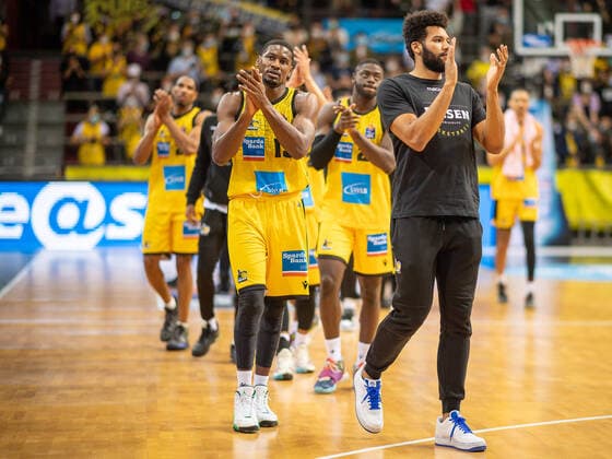Cheers of Ludwigsburg, Yorman Polas Bartolo MHP Riesen Ludwigsburg, 13 , MHP Riesen vs Alba Berlin, Basketball, Bundesliga, easyCredit BBL, 3 Spieltag, Spielzeit 2021 2022, 10 10 2021, MHP Riesen vs Alba Berlin, Basketball, Bundesliga, easyCredit BBL, 3 Spieltag, Spielzeit 2021 2022, 10 10 2021 Ludwigsburg Copyright: xEibner-Pressefoto SaschaxWaltherx EP_swa