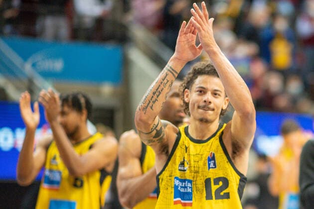 Cheering Ludwigsburg, Jonah Radebaugh MHP Riesen Ludwigsburg, 12 , MHP Riesen vs Alba Berlin, basketball, Bundesliga, easyCredit BBL, 3 Spieltag, Spielzeit 2021 2022, 10 10 2021, MHP Riesen vs Alba Berlin, basketball, Bundesliga, easyCredit BBL, 3 Spieltag, Spielzeit 2021 2022, 10 10 2021 Ludwigsburg Copyright: xEibner-Pressefoto SaschaxWaltherx EP_swa