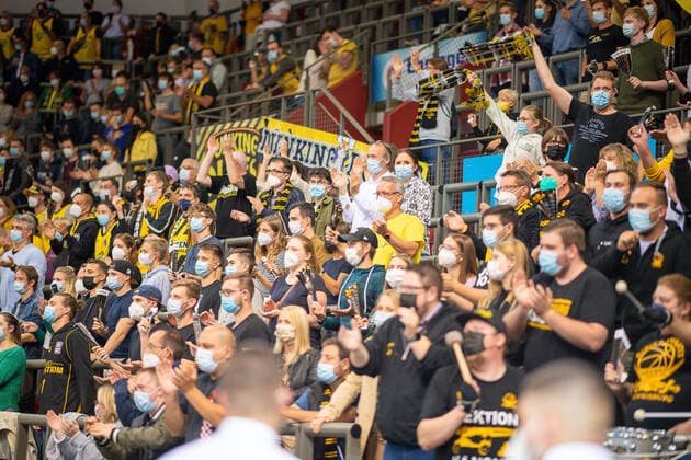 Cheering fan, MHP Riesen vs Alba Berlin, Basketball, Bundesliga, easyCredit BBL, 3 Spieltag, Spielzeit 2021 2022, 10 10 2021, MHP Riesen vs Alba Berlin, Basketball, Bundesliga, easyCredit BBL, 3 Spieltag, Spielzeit 2021 2022, 10 10 2021 Ludwigsburg Copyright: xEibner-Pressefoto SaschaxWaltherx EP_swa