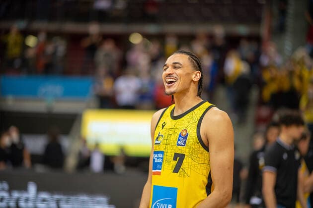 Cheers of Ludwigsburg, Jonathan Baehre MHP Riesen Ludwigsburg, 07 , MHP Riesen vs Alba Berlin, Basketball, Bundesliga, easyCredit BBL, 3 Spieltag, Spielzeit 2021 2022, 10 10 2021, MHP Riesen vs Alba Berlin, Basketball, Bundesliga, easyCredit BBL, 3 Spieltag, Spielzeit 2021 2022, 10 10 2021 Ludwigsburg Copyright: xEibner-Pressefoto SaschaxWaltherx EP_swa