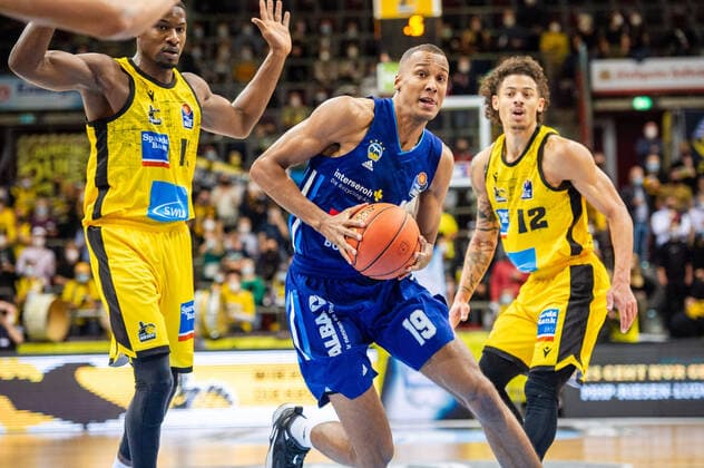 Louis Olinde ALBA Berlin 19 Yorman Polas Bartolo MHP RIESEN Ludwigsburg 13 Jonah Radebaugh MHP RIESEN Ludwigsburg 12 during the BBL match MHP Riesen Ludwigsburg ALBA Berlin on 10 10 2021 in Ludwigsburg MHPArena Germany Ludwigsburg 10 10 21 Basketball , 10 10 2021, Ludwigsburg Germany xpxsdx