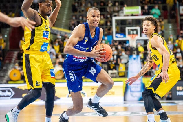 Louis Olinde ALBA Berlin 19 Yorman Polas Bartolo MHP RIESEN Ludwigsburg 13 Jonah Radebaugh MHP RIESEN Ludwigsburg 12 during the BBL match MHP Riesen Ludwigsburg ALBA Berlin on 10 10 2021 in Ludwigsburg MHPArena Germany Ludwigsburg 10 10 21 Basketball , 10 10 2021, Ludwigsburg Germany xpxsdx