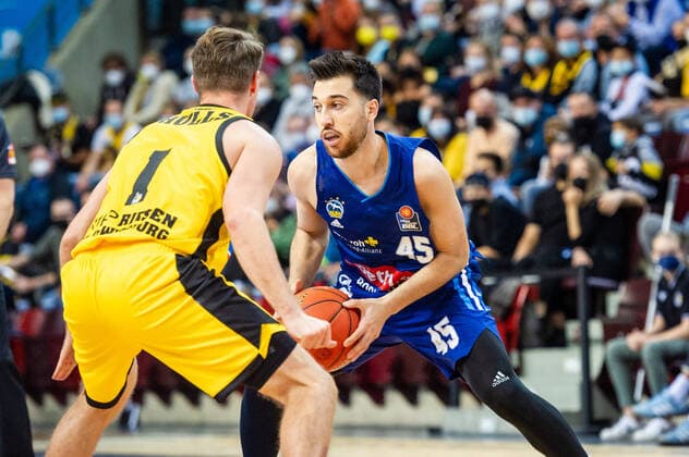 Tamir Blatt ALBA Berlin 45 Jordan Hulls MHP RIESEN Ludwigsburg 1 during the BBL match MHP Riesen Ludwigsburg ALBA Berlin on 10 10 2021 in Ludwigsburg MHPArena Germany Ludwigsburg 10 10 21 Basketball , 10 10 2021, Ludwigsburg Germany xpxsdx