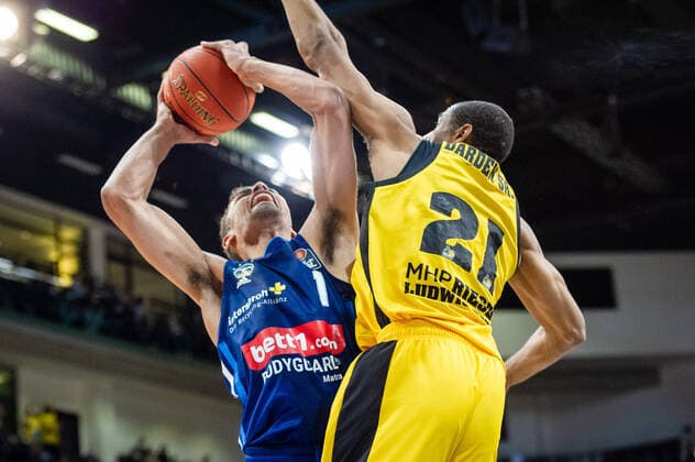 Oscar Da Silva ALBA Berlin 1 Tremmell Darden MHP RIESEN Ludwigsburg 21 during the BBL match MHP Riesen Ludwigsburg ALBA Berlin on 10 10 2021 in Ludwigsburg MHPArena Germany Ludwigsburg 10 10 21 Basketball , 10 10 2021, Ludwigsburg Germany xpxsdx
