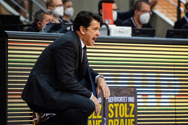 Israel Gonzalez head coach ALBA Berlin scream at the BBL game MHP Riesen Ludwigsburg ALBA Berlin on 10 10 2021 in Ludwigsburg MHPArena Germany Ludwigsburg 10 10 21 Basketball , 10 10 2021, Ludwigsburg Germany xpxsdx