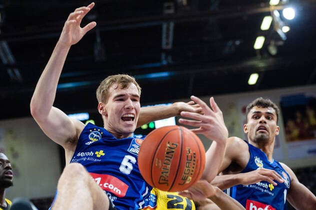 Malte Delow ALBA Berlin 6 Oscar Da Silva ALBA Berlin 1 escaped basketball during the BBL match MHP Riesen Ludwigsburg ALBA Berlin on 10 10 2021 in Ludwigsburg MHPArena Germany Ludwigsburg 10 10 21 Basketball , 10 10 2021, Ludwigsburg Germany xpxsdx