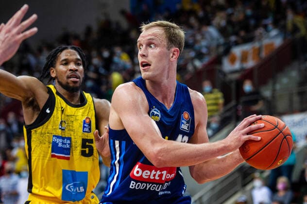 Luke Sikma ALBA Berlin 43 Justin Simon MHP RIESEN Ludwigsburg 5 during the BBL match MHP Riesen Ludwigsburg ALBA Berlin on 10 10 2021 in Ludwigsburg MHPArena Germany Ludwigsburg 10 10 21 Basketball , 10 10 2021, Ludwigsburg Germany xpxsdx
