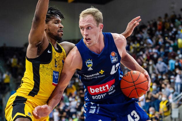 Luke Sikma ALBA Berlin 43 Justin Simon MHP RIESEN Ludwigsburg 5 during the BBL match MHP Riesen Ludwigsburg ALBA Berlin on 10 10 2021 in Ludwigsburg MHPArena Germany Ludwigsburg 10 10 21 Basketball , 10 10 2021, Ludwigsburg Germany xpxsdx