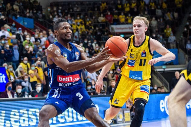Jaleen Smith ALBA Berlin 3 Lukas Herzog MHP RIESEN Ludwigsburg 11 during the BBL match MHP Riesen Ludwigsburg ALBA Berlin on 10 10 2021 in Ludwigsburg MHPArena Germany Ludwigsburg 10 10 21 Basketball , 10 10 2021, Ludwigsburg Germany xpxsdx