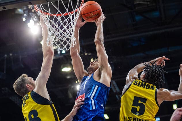 Oscar Da Silva ALBA Berlin 1 left Jonas Wohlfarth Bottermann MHP RIESEN Ludwigsburg 18 right Justin Simon MHP RIESEN Ludwigsburg 5 during the BBL match MHP Riesen Ludwigsburg ALBA Berlin on 10 10 2021 in Ludwigsburg MHPArena Germany Ludwigsburg 10 10 21 Basketball , 10 10 2021, Ludwigsburg Germany xpxsdx