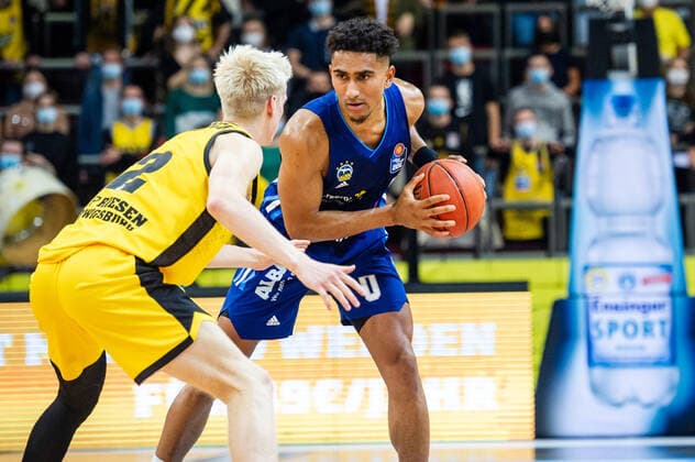 Maodo Lo ALBA Berlin 0 Jacob Patrick MHP RIESEN Ludwigsburg 2 during the BBL match MHP Riesen Ludwigsburg ALBA Berlin on 10 10 2021 in Ludwigsburg MHPArena Germany Ludwigsburg 10 10 21 Basketball , 10 10 2021, Ludwigsburg Germany xpxsdx