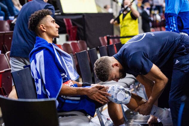 Injured Maodo Lo ALBA Berlin 0 ice pack on the knee during the BBL match MHP Riesen Ludwigsburg ALBA Berlin on 10 10 2021 in Ludwigsburg MHPArena Germany Ludwigsburg 10 10 21 Basketball , 10 10 2021, Ludwigsburg Germany xpxsdx
