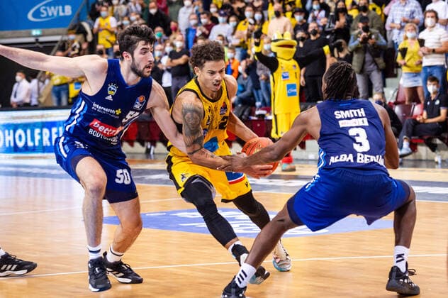 Jonah Radebaugh MHP RIESEN Ludwigsburg 12 Yovel Zoosman ALBA Berlin 50 Jaleen Smith ALBA Berlin 3 during the BBL match MHP Riesen Ludwigsburg ALBA Berlin on 10 10 2021 in Ludwigsburg MHPArena Germany Ludwigsburg 10 10 21 Basketball , 10 10 2021, Ludwigsburg Germany xpxsdx