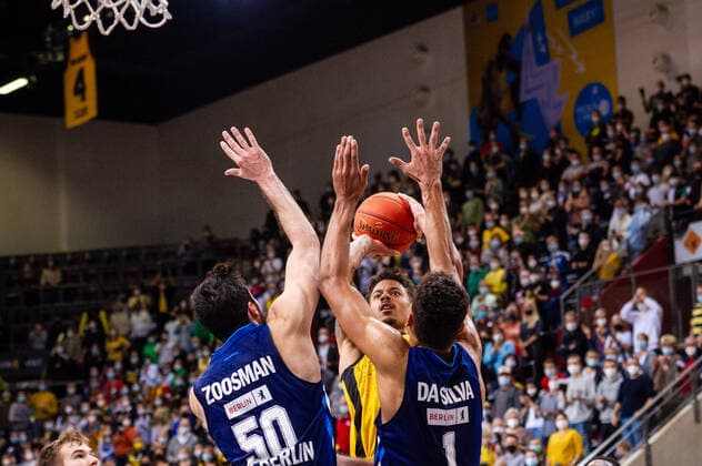 Jonah Radebaugh MHP RIESEN Ludwigsburg 12 Yovel Zoosman ALBA Berlin 50 Oscar Da Silva ALBA Berlin 1 during the BBL match MHP Riesen Ludwigsburg ALBA Berlin on 10 10 2021 in Ludwigsburg MHPArena Germany Ludwigsburg 10 10 21 Basketball , 10 10 2021, Ludwigsburg Germany xpxsdx