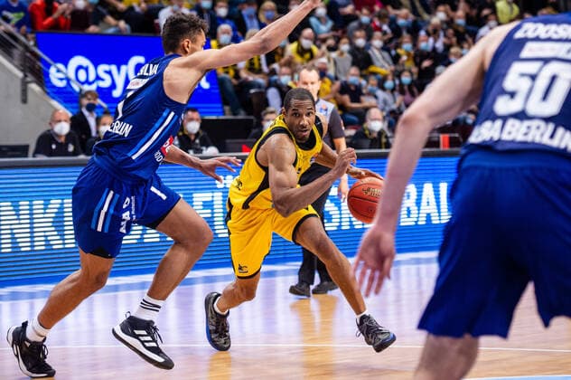 Tremmell Darden MHP RIESEN Ludwigsburg 21 Oscar Da Silva ALBA Berlin 1 during the BBL match MHP Riesen Ludwigsburg ALBA Berlin on 10 10 2021 in Ludwigsburg MHPArena Germany Ludwigsburg 10 10 21 Basketball , 10 10 2021, Ludwigsburg Germany xpxsdx
