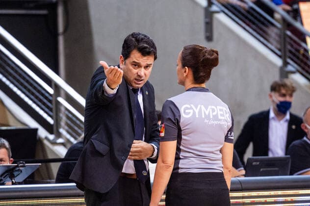 Discussion Israel Gonzalez Headcoach ALBA Berlin Anne Panther Referee at the BBL match MHP Riesen Ludwigsburg ALBA Berlin on 10 10 2021 in Ludwigsburg MHPArena Germany Ludwigsburg 10 10 21 Basketball , 10 10 2021, Ludwigsburg Germany xpxsdx