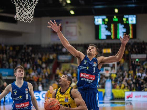 Mattiseck J Alba Berlin, 09 , Tremmell Darden MHP Riesen Ludwigsburg 21 , Oscar DA Silva Alba Berlin, 01 , MHP Riesen vs Alba Berlin, Basketball, Bundesliga, easyCredit BBL, 3 Spieltag, Spielzeit 2021 2022, 10 10 2021, MHP Riesen vs Alba Berlin, Basketball, Bundesliga, easyCredit BBL, 3 Spieltag, Spielzeit 2021 2022, 10 10 2021 Ludwigsburg. Copyright: xEibner-Pressefoto SaschaxWaltherx EP_swa