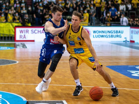 Mattiseck J Alba Berlin, 09 ,Jordan Hulls MHP Riesen Ludwigsburg, 01 , MHP Riesen vs Alba Berlin, Basketball, Bundesliga, easyCredit BBL, 3 Spieltag, Spielzeit 2021 2022, 10 10 2021, MHP Riesen vs Alba Berlin, Basketball, Bundesliga, easyCredit BBL, 3 Spieltag, Spielzeit 2021 2022, 10 10 20 2021 Ludwigsburg. Copyright: xEibner-Pressefoto SaschaxWaltherx EP_swa