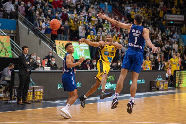 Maodo Lo Alba Berlin, 00 , Tremmell Darden MHP Riesen Ludwigsburg 21 , Oscar DA Silva Alba Berlin, 01 , MHP Riesen vs Alba Berlin, Basketball, Bundesliga, easyCredit BBL, 3 Spieltag, Spielzeit 2021 2022, 10 10 2021, MHP Riesen vs Alba Berlin, Basketball, Bundesliga, easyCredit BBL, 3 Spieltag, Spielzeit 2021 2022, 10 10 2021 Ludwigsburg Copyright: xEibner-Pressefoto SaschaxWaltherx EP_swa