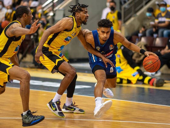 Justin Simon MHP Riesen Ludwigsburg, 05 , Maodo Lo Alba Berlin, 00 , MHP Riesen vs Alba Berlin, Basketball, Bundesliga, easyCredit BBL, 3 Spieltag, Spielzeit 2021 2022, 10 10 2021, MHP Riesen vs Alba Berlin, Basketball, Bundesliga, easyCredit BBL, 3 Spieltag, Spielzeit 2021 2022, 10 10 2021 Ludwigsburg Copyright: xEibner-Pressefoto SaschaxWaltherx EP_swa