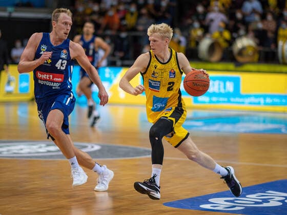 Luke Sikma Alba Berlin, 43 , Jacob Patrick MHP Riesen Ludwigsburg, 02 , MHP Riesen vs Alba Berlin, Basketball, Bundesliga, easyCredit BBL, 3 Spieltag, Spielzeit 2021 2022, 10 10 2021, MHP Riesen vs Alba Berlin, Basketball, Bundesliga, easyCredit BBL, 3 Spieltag, Spielzeit 2021 2022, 10 10 2021 Ludwigsburg Copyright: xEibner-Pressefoto SaschaxWaltherx EP_swa