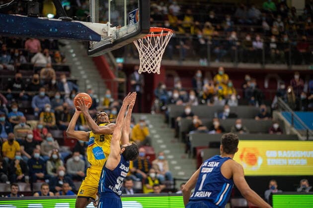 Justin Simon MHP Riesen Ludwigsburg, 05 , Yovel Zoosman Alba Berlin, 50 , Oscar DA Silva Alba Berlin, 01 , MHP Riesen vs Alba Berlin, Basketball, Bundesliga, easyCredit BBL, 3 Spieltag, Spielzeit 2021 2022, 10 10 2021, MHP Riesen vs Alba Berlin, Basketball, Bundesliga, easyCredit BBL, 3 Spieltag, Spielzeit 2021 2022, 10 10 2021 Ludwigsburg Copyright: xEibner-Pressefoto SaschaxWaltherx EP_swa