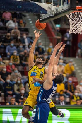 Justin Simon MHP Riesen Ludwigsburg, 05 , Yovel Zoosman Alba Berlin, 50 , MHP Riesen vs Alba Berlin, Basketball, Bundesliga, easyCredit BBL, 3 Spieltag, Spielzeit 2021 2022, 10 10 2021, MHP Riesen vs Alba Berlin, Basketball, Bundesliga, easyCredit BBL, 3 Spieltag, Spielzeit 2021 2022, 10 10 2021 Ludwigsburg Copyright: xEibner-Pressefoto SaschaxWaltherx EP_swa