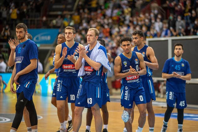 Disappointed, Malte Delow Alba Berlin, 06 , Tim Schneider Alba Berlin, 10 , Luke Sikma Alba Berlin, 43 , Maodo Lo Alba Berlin, 00 , Tamir Blatt Alba Berlin, 45 , Oscar DA Silva Alba Berlin, 01 , MHP Riesen vs Alba Berlin, Basketball, Bundesliga, easyCredit BBL, 3 Matchday, Season 2021 2022, 10 10 2021, MHP Riesen vs Alba Berlin, Basketball, Bundesliga, easyCredit BBL, 3 Matchday, Season 2021 2022, 10 10 2021 Ludwigsburg Copyright: xEibner-Pressefoto SaschaxWaltherx EP_swa