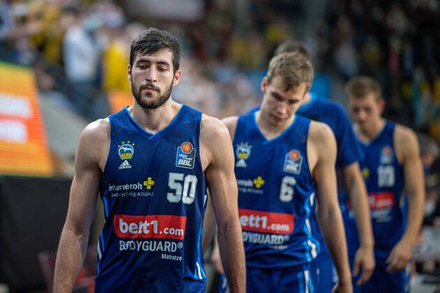 Yovel Zoosman Alba Berlin, 50 , Malte Delow Alba Berlin, 06 , MHP Riesen vs Alba Berlin, Basketball, Bundesliga, easyCredit BBL, 3 Spieltag, Spielzeit 2021 2022, 10 10 2021, MHP Riesen vs Alba Berlin, Basketball, Bundesliga, easyCredit BBL, 3 Spieltag, Spielzeit 2021 2022, 10 10 2021 Ludwigsburg Copyright: xEibner-Pressefoto SaschaxWaltherx EP_swa