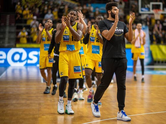 Cheers, Yorman Polas Bartolo MHP Riesen Ludwigsburg, 13 , Tremmell Darden MHP Riesen Ludwigsburg 21 MHP Riesen vs Alba Berlin, Basketball, Bundesliga, easyCredit BBL, 3 Spieltag, Spielzeit 2021 2022, 10 10 2021, MHP Riesen vs Alba Berlin, Basketball, Bundesliga, easyCredit BBL, 3 Spieltag, Spielzeit 2021 2022, 10 10 2021 Ludwigsburg Copyright: xEibner-Pressefoto SaschaxWaltherx EP_swa