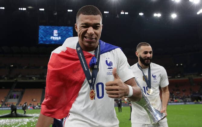 Bilder des Jahres 2021, Sport 10 Oktober Sport Themen der Woche KW40 Sport Bilder des Tages MILAN, ITALY - OCTOBER 10: Kylian Mbappe of France celebrates after victory in the UEFA Nations League 2021 Final match between Spain and France at San Siro Stadium on October 10, 2021 in Milan, Italy. (Photo by Emilio Andreoli - UEFA UEFA via Getty Images Insidefoto Insidefoto) insidefoto