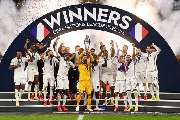 Bilder des Jahres 2021, Sport 10 Oktober Sport Themen der Woche KW40 Sport Bilder des Tages MILAN, ITALY - OCTOBER 10: Hugo Lloris of France lifts The UEFA Nations League Trophy following their team s victory in the UEFA Nations League 2021 Final match between Spain and France at San Siro Stadium on October 10, 2021 in Milan, Italy. (Photo by Tullio Puglia - UEFA UEFA via Getty Images Insidefoto Insidefoto) insidefoto